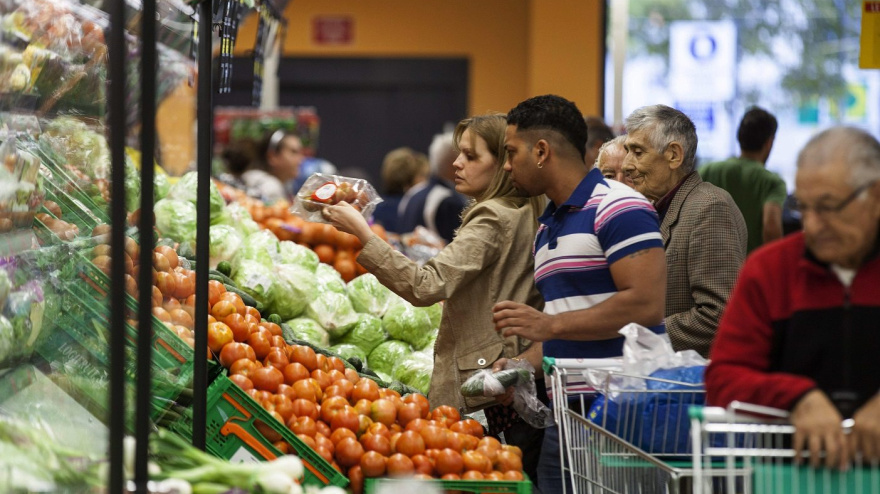 Pareja comprando frutas y verduras en un supermercado