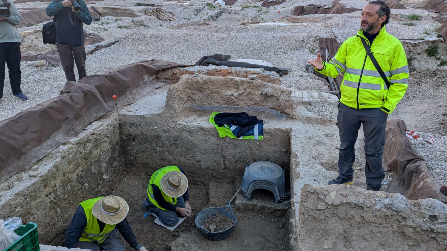 El director arqueológico del yacimiento de San Esteban, Clemente Sánchez, presenta uno de los últimos descubrimientos, una ocultación.