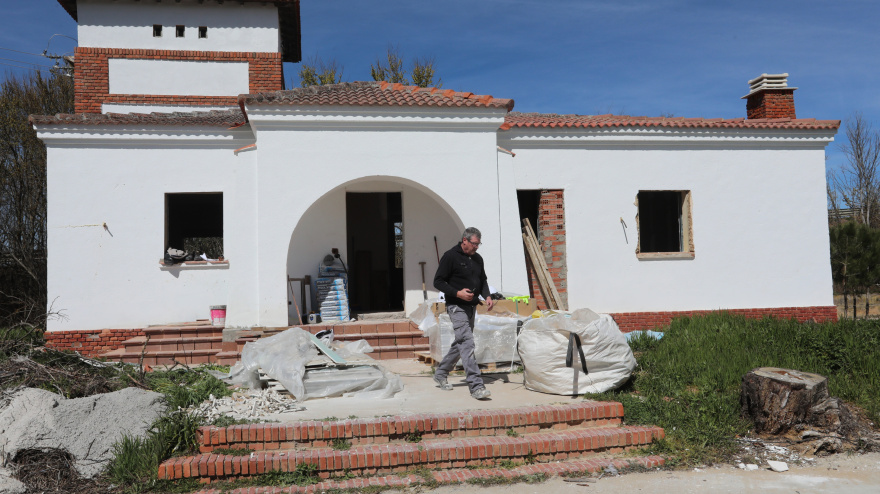 El consejero de Medio Ambiente, Vivienda y Ordenación del Territorio, Juan Carlos Suárez-Quiñones, firma el protocolo de Rehabitare de Palencia