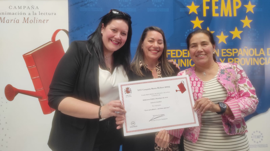 La concejala y las dos bibliotecarias de Ares recogieron el premio en Madrid
