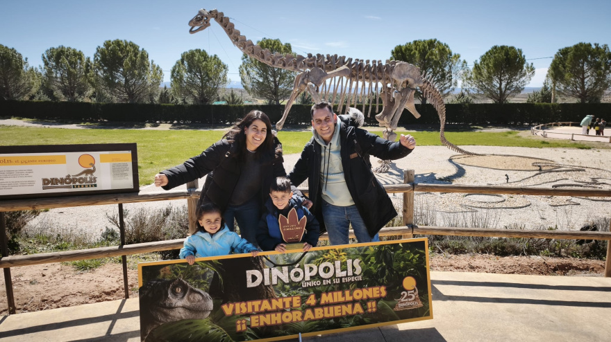 Dinópolis alcanza su visitante 4 millones y le regala el viaje de sus sueños