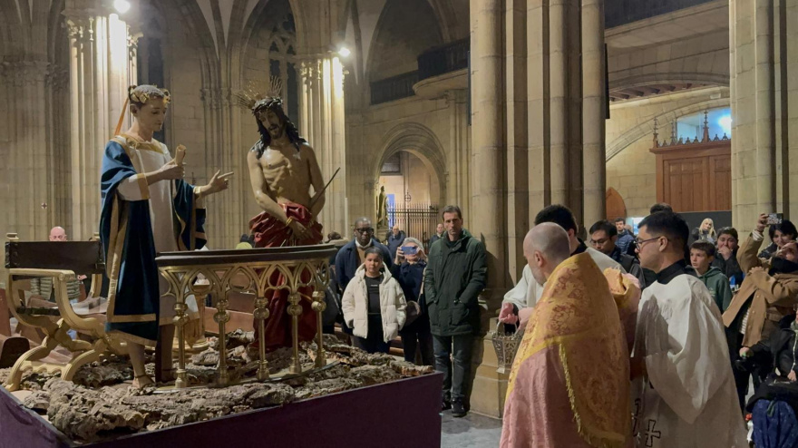 e de la fotoEl Parroco del Buen Pastor bendice uno de los pasos