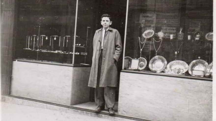 Antonio Zurro a las puerta de su joyería en 1942