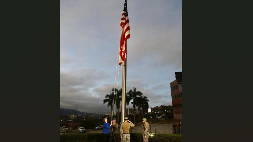 Se vuelve a izar la bandera de Estados Unidos en su embajada en Caracas