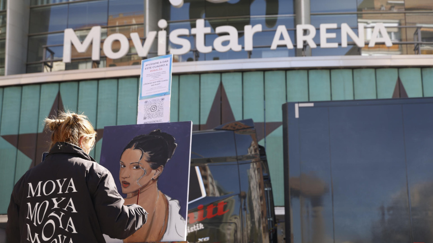 MADRID, 30/03/2026.- Ambiente que se respita junto al pabellón Movistar Arena de Madrid, horas antes del concierto que la cantante Rosalía ofrecerá esta noche en la capital. EFE/ Maria Aguilella Pardo