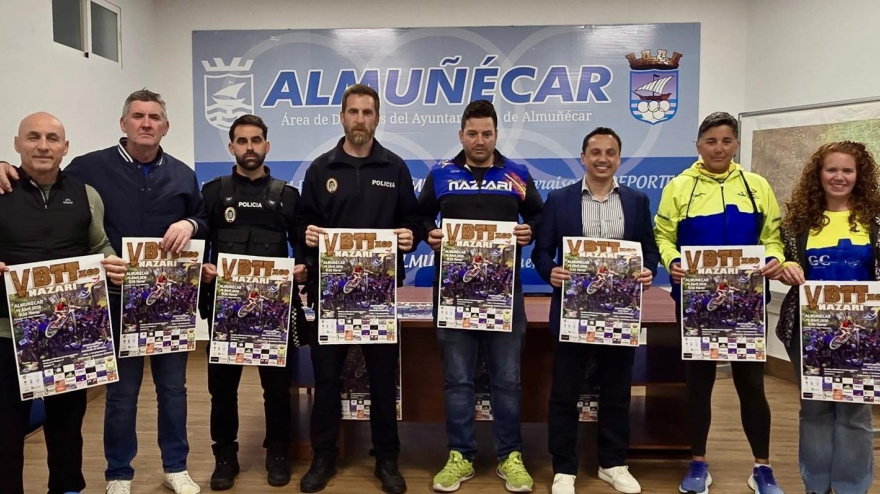 Los ponentes en la rueda de prensa posando con el cartel anunciador