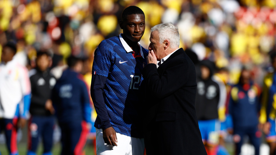 Deschamps habla con Kolo Muani durante el amistoso entre Francia y Colombia, en Estados Unidos