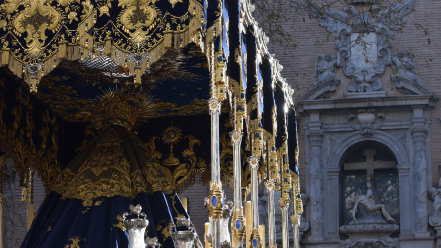La Virgen de la Amargura ante la Patrona de Granada