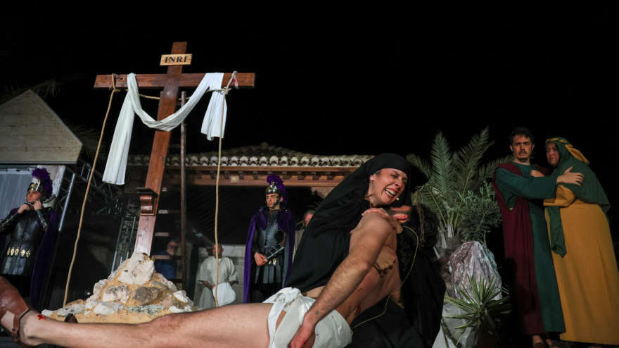 Escena de la muerte de Jesús, durante la representación del Vía crucis viviente en el monte Calvario