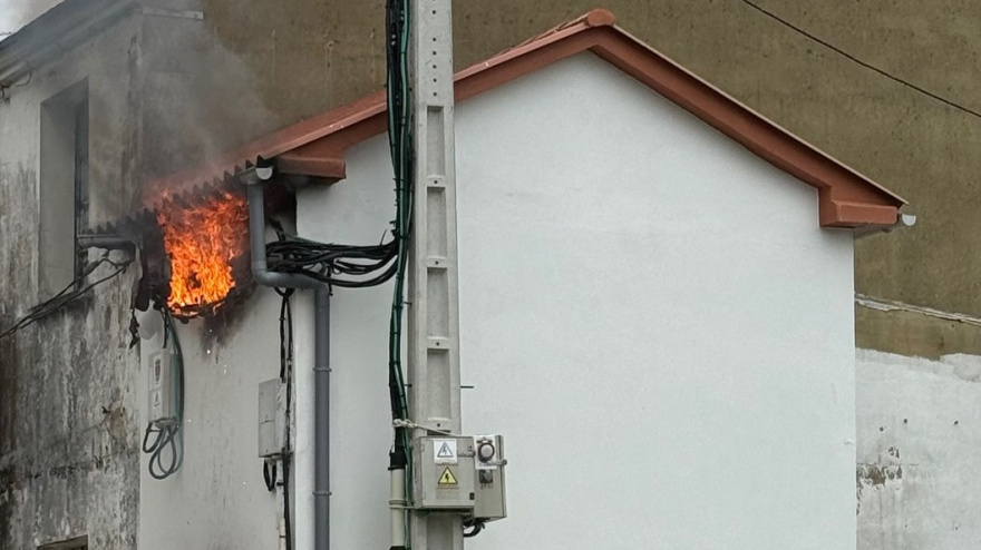 El transformador en llamas este lunes en As Pontes