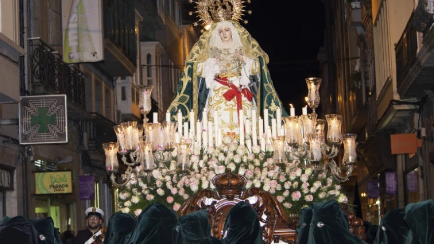 Imagen de la Virgen de la Esperanza portada por "las niñas". FOTO: Junta General Cofradías