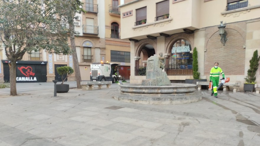 El Ayuntamiento refuerza la limpieza con un dispositivo especial que busca evitar que la cera de las velas se adhiera al pavimento de los recorridos procesionales