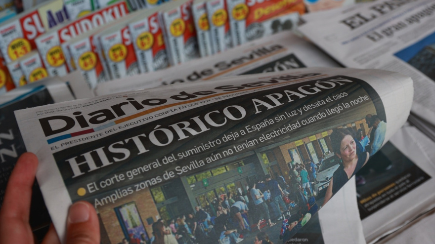 Prensa en papel con la información del apagón en un quiosco de Sevilla