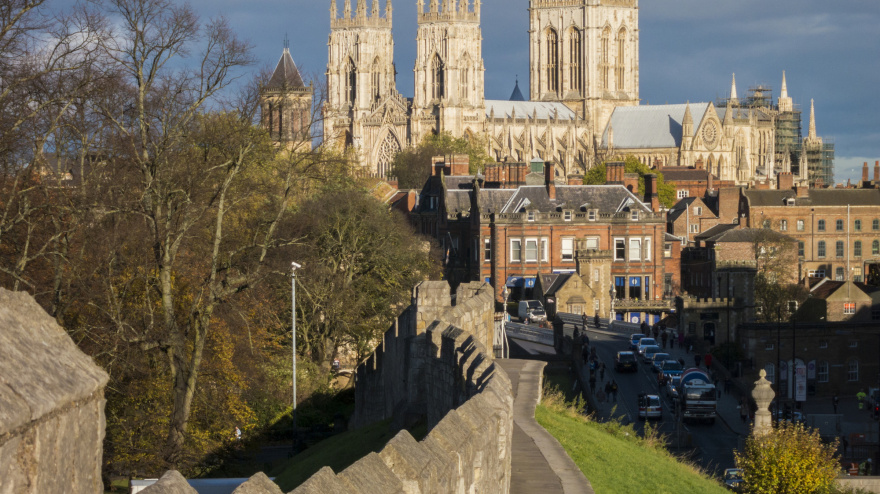 La catedral de York con la muralla medieval de la ciudad en primer plano.