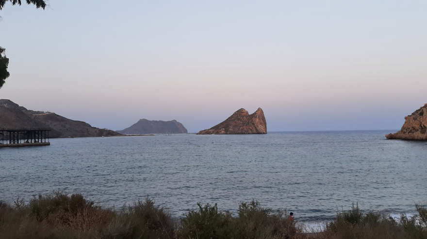 Vista de la isla de El Fraile en Águilas y del embarcadero de El Hornillo