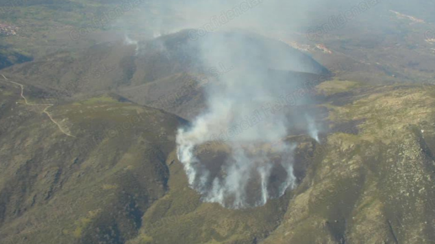 El incendio forestal de Losar en una foto aérea tomada a las 10.30 horas