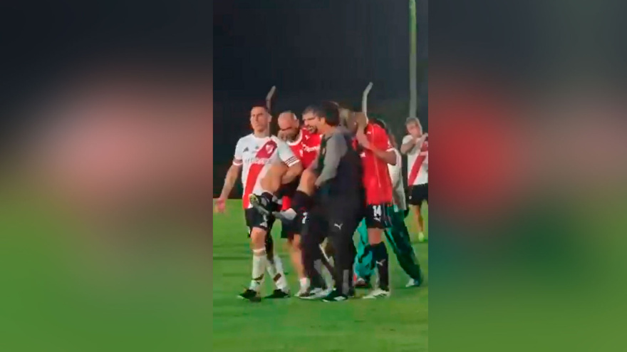 Sergio "Kun" Agüero confirma una grave lesión tras no poder salir por su propio pie en el encuentro senior entre River e Independiente