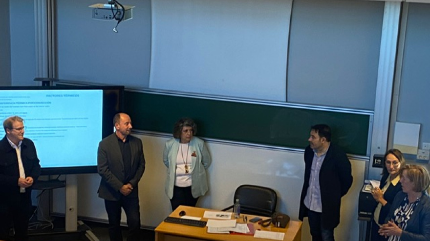 El director de Turismo de Galicia, Xosé Merelles; el delegado territorial de la Xunta, Manuel Pardo; y el vicerrector del Campus de Ourense, Javier Rodríguez Rajo, con los participantes en el curso pionero