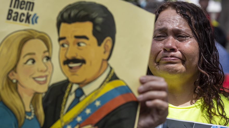 FOTODELDÍA AME7871. CARACAS (VENEZUELA), 26/03/2026.- Una mujer participa en una manifestación este jueves, en Caracas (Venezuela). Simpatizantes del chavismo reaccionaron durante la segunda audiencia de Maduro y Flores desarrollada en Nueva York, pidiendo justicia y la liberación para la pareja. EFE/ Miguel Gutiérrez