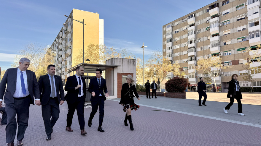 El conseller de la presidència, Albert Dalmau, i la consellera d'Igualtat i Feminismes, Eva Menor, amb l'alcalde, Josep Martínez