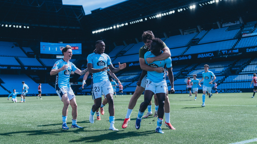Los jugadores del Celta Fortuna celebran el gol de la remontada ante el Bilbao Athletic