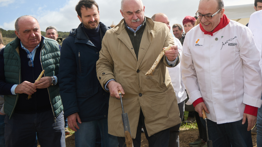 El consejero de Desarrollo Rural y Medio Ambiente, José María Aierdi, participa en Azagra en la cata del primer Espárrago de Navarra de la temporada. IÑIGO ALZUGARAY / GOBIERNO DE NAVARRA