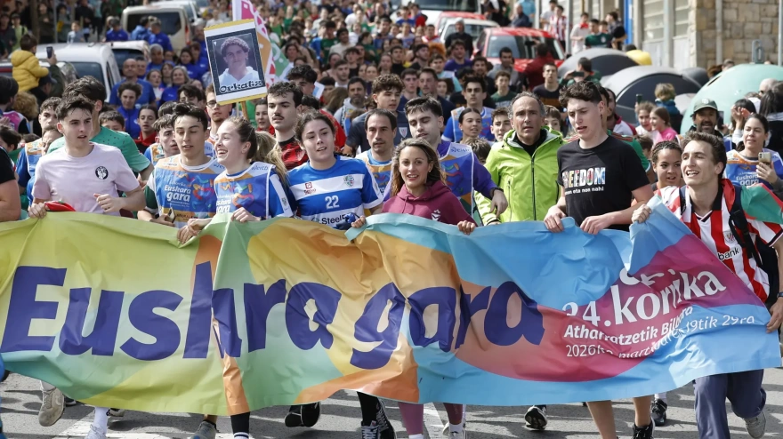Algunos participantes en la Korrika exhiben la foto del preso de ETA Orkatz Gallastegi a su paso por las calles de Getxo.