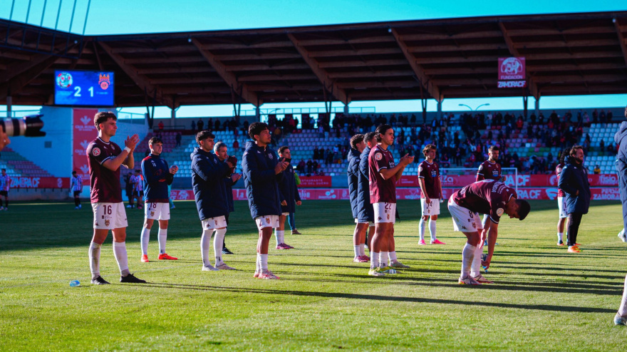 Los jugadores del Pontevedra saludan a la afición tras la derrota en Zamora