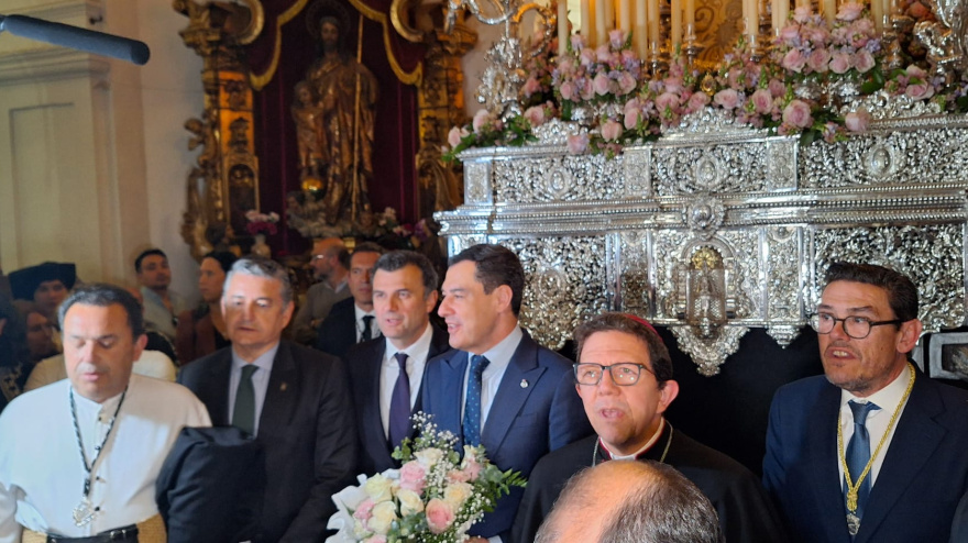 Juanma Moreno, presidente de la Junta, durante la Semana Santa de Cádiz en COPE