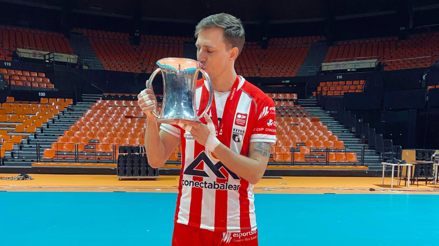 El motrileño Vitali Kobzev besando el trofeo de campeón