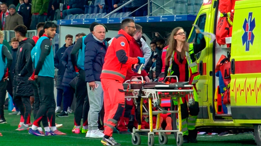 Momento en que el seleccionador sub-21 de Turquía es atendido por una ambulancia sobre el césped