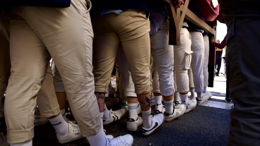 La mayoría de los costaleros son hombres, pero en España hay 400 costaleras