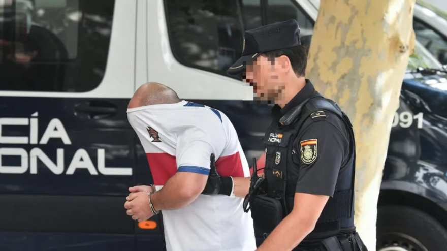 Imagen de archivo de una persona detenida por la Policía Nacional en Pamplona.