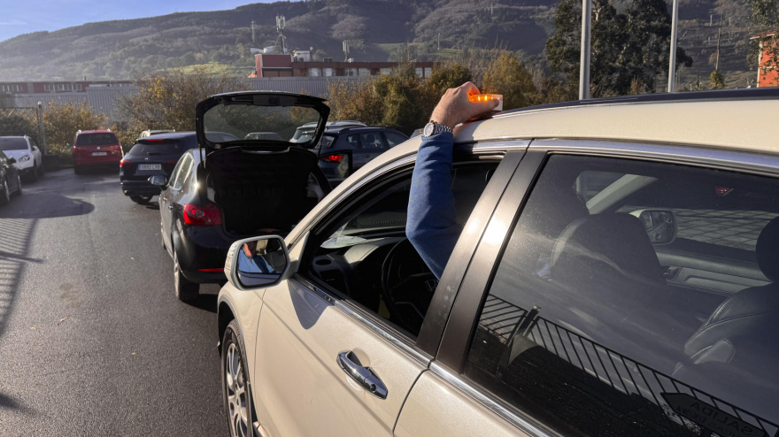 Un conductor coloca una baliza v16 en una imagen de archivo