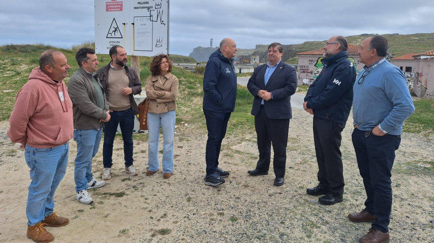 Integrantes del Gobierno central y municipal en una visita este martes a la zona de Meirás
