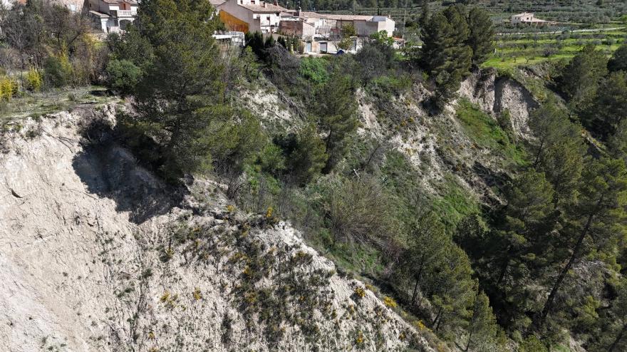 Detalle de la cercanía de las casas al talud inestable