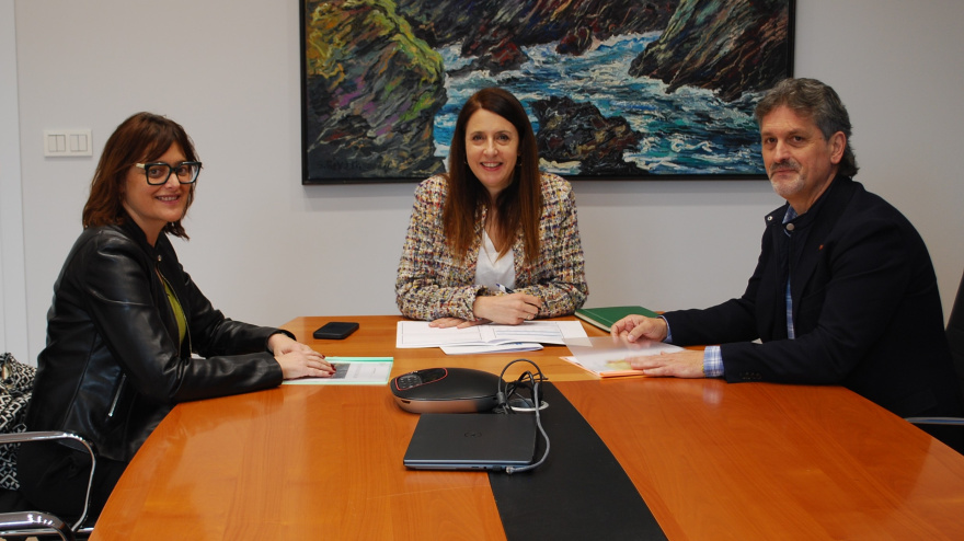 La conselleira, en el centro, con el regidor, a la izquierda, durante el encuentro