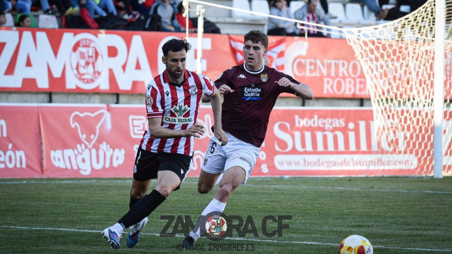 Luismi Luengo, jugador del Zamora, en un duelo de esta temporada