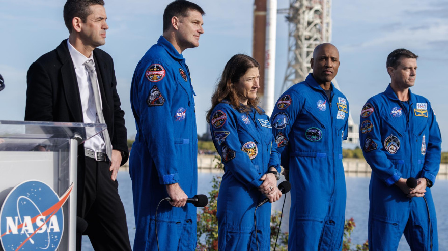 TITUSVILLE (United States), 17/01/2026.- (L-R) NASA Administrator Jared Isaacman, Artemis II mission specialists Jeremy Hansen and Christina Koch, pilot Victor Glover and commander Reid Wiseman attend a press conference during the rollout of the SLS rocket with an Orion capsule, part of the Artemis 2 mission, from NASA's Vehicle Assembly Building to pad 39B at Kennedy Space Center, Titusville, Florida, USA, 17 August 2026. According to NASA, Artemis 2 is a crewed lunar flyby mission, the second in NASA's Artemis program, and the first human mission beyond low Earth orbit since 1972, testing spacecraft systems ahead of future Moon landings. EFE/EPA/CRISTOBAL HERRERA-ULASHKEVICH