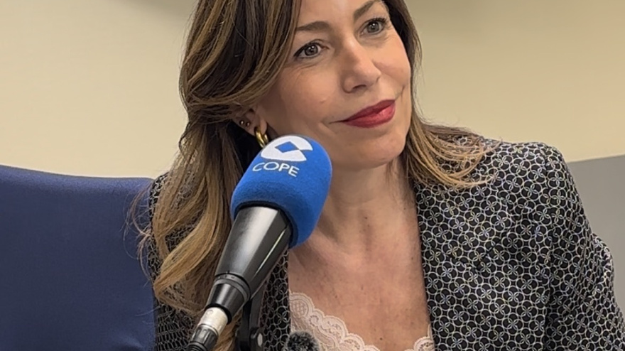 La alcaldesa, Natalia Chueca, durante su entrevista en COPE Zaragoza