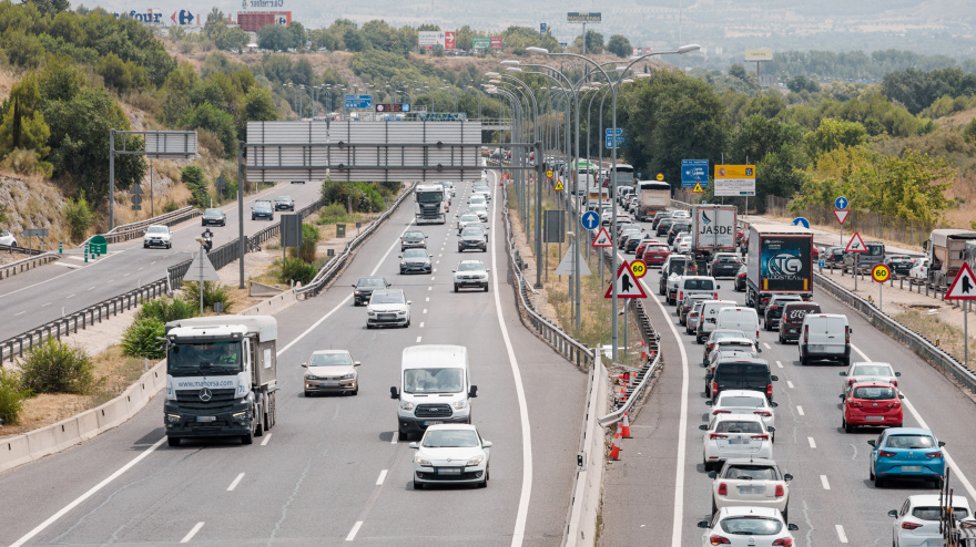 (Foto de ARCHIVO)Varios vehículos en la A3, a 1 de agosto de 2025, en Madrid (España). La Dirección General de Tráfico (DGT) puso en marcha a las 15.00 horas de este jueves 31 de julio la 'Operación Especial 1º de agosto' para la que prevé 6.880.000 movimientos por carretera hasta las 24 horas del domingo 3 de agosto. La DGT cuenta con la total disponibilidad de los medios, tanto humanos (agentes de la Agrupación de Tráfico de la Guardia Civil, personal de los Centros de Gestión de Tráfico, patrullas de helicópteros y personal encargado del mantenimiento de equipos y de la instalación de medidas en carretera), como técnicos (radares fijos y móviles de control de velocidad, además de helicópteros, drones, cámaras y furgonetas camufladas para controlar el uso de móvil y del cinturón de seguridad) para garantizar la seguridad de los ciudadanos en la que se considera la operación salida más importante del verano.Carlos Luján / Europa Press01 AGOSTO 2025;ATASCO;COCHE;COCHES;TRÁFICO;PIXELADA01/8/2025
