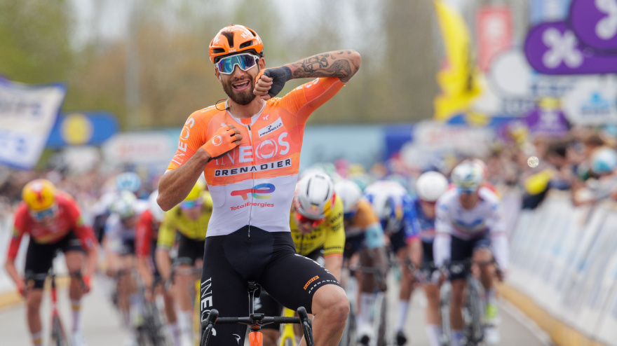 Filippo Ganna adelantó en los metros finales a Van Aert para ganar A través de Flandes.