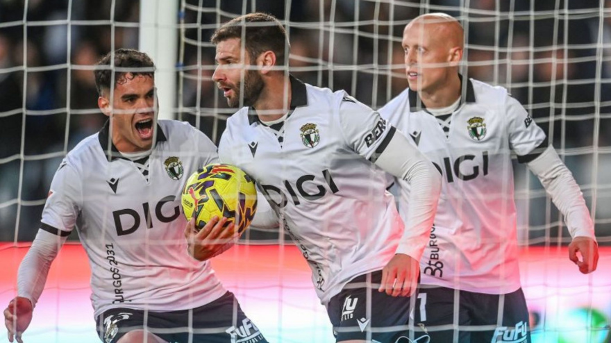 Los futbolistas del Burgos celebran el empate contra el Ceuta