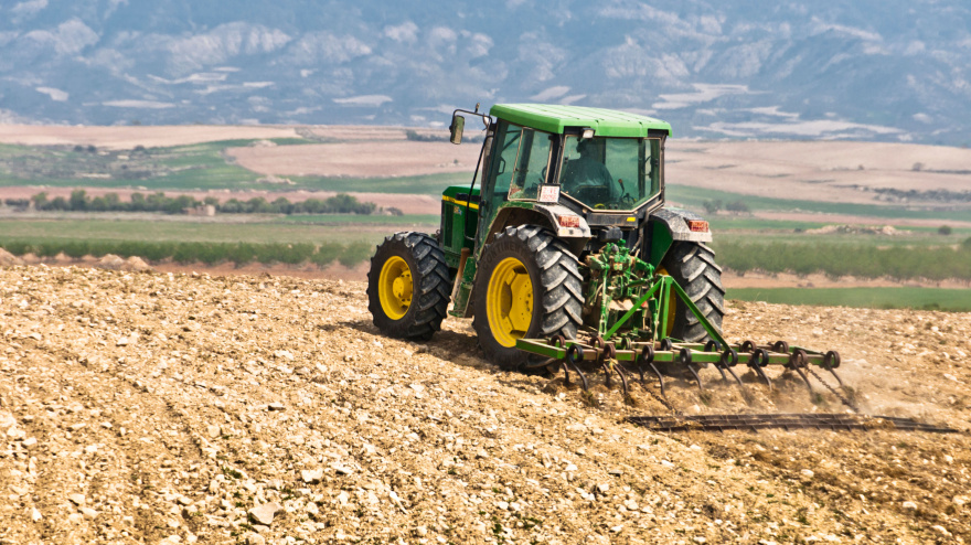 Agricultor en zonas áridas de Monegros, Zaragoza, España