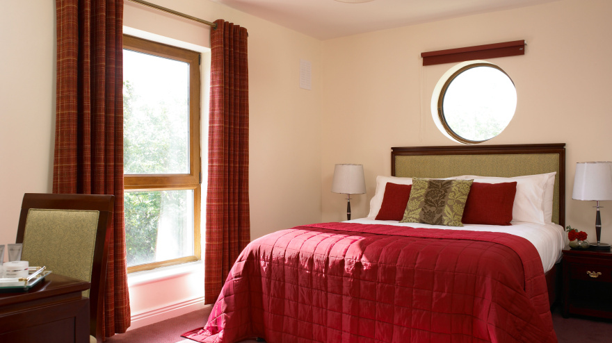 Habitación con cortinas y colchas rojas