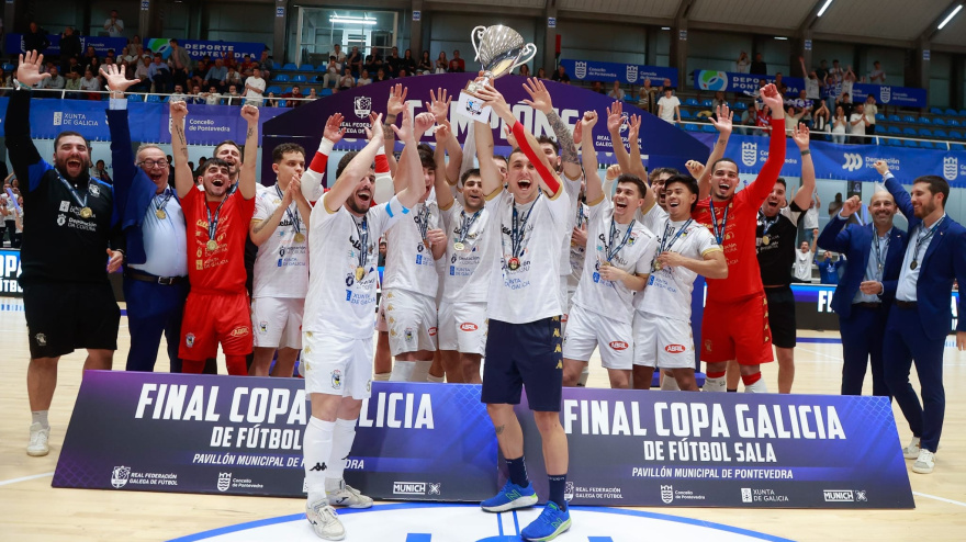 Los jugadores celebrando la victoria