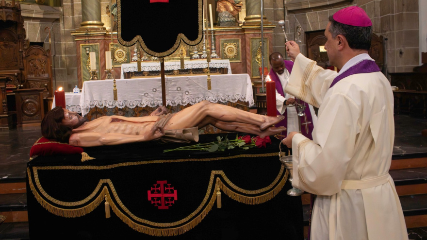 Nuevo Cristo del Desenclavo de la Hermandad del Santo Entierro bendecido por nuestro obispo