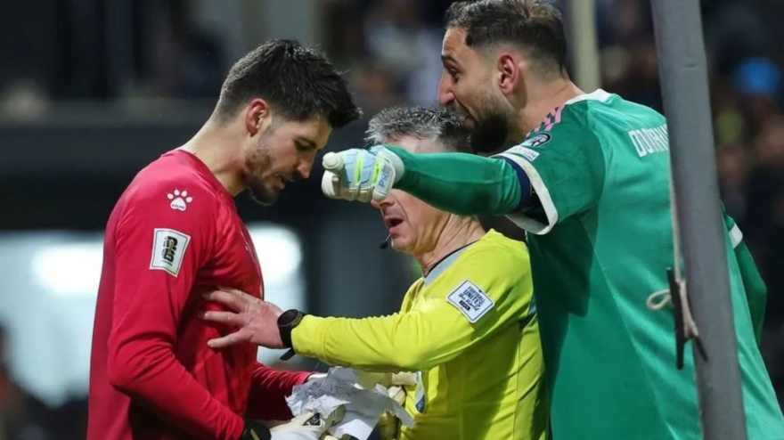 Donnaruma discutiendo con el portero bosnio en la tanda de penaltis del Bosnia-Italia