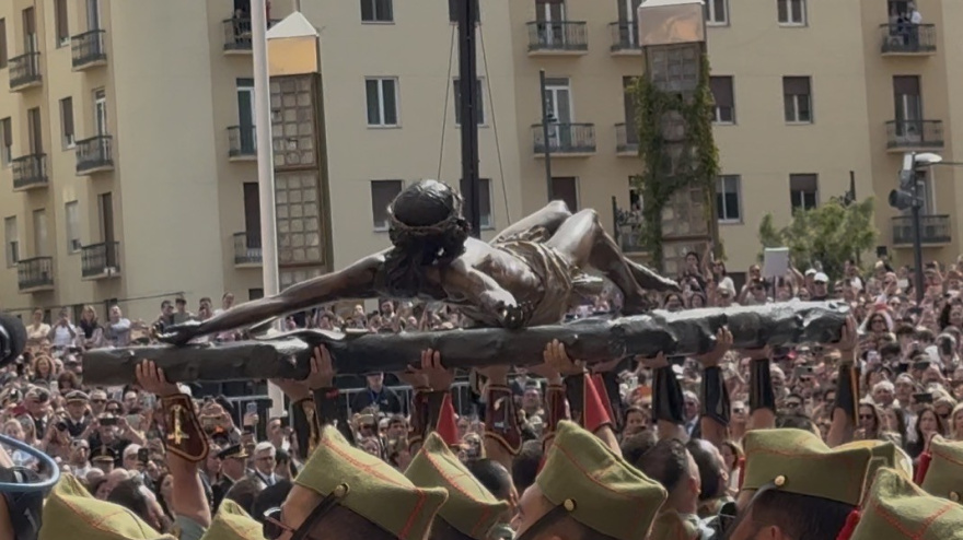 Imagen del Cristo de Mena portado por los Legionarios.