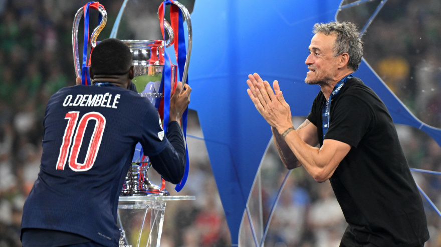Luis Enrique y Dembélé ante la Champions ganada por el PSG la pasada temporada.